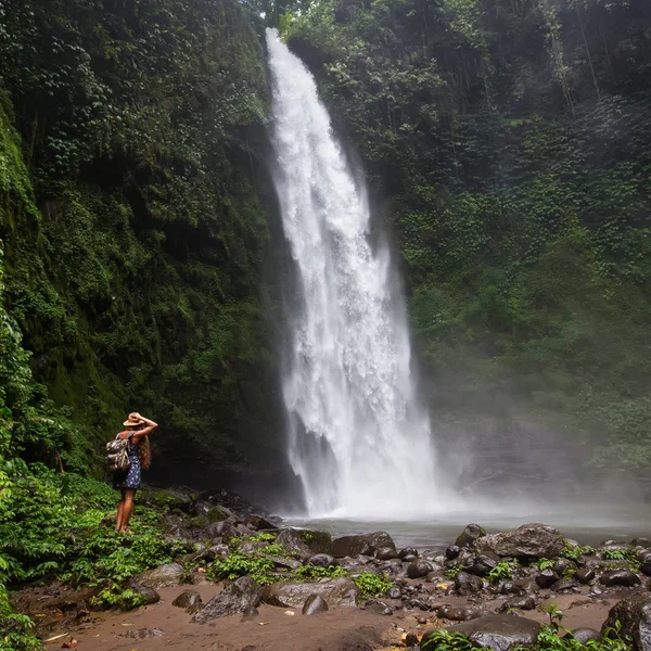 Woman near Nung Nung waterfal on Bali, Indonesia — Stockfoto