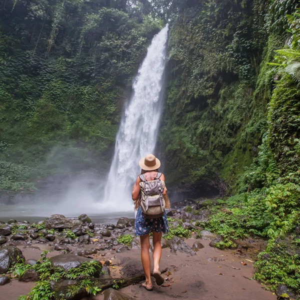 Vrouw bij Nung Nung waterfal op Bali, Indonesië — Stockfoto