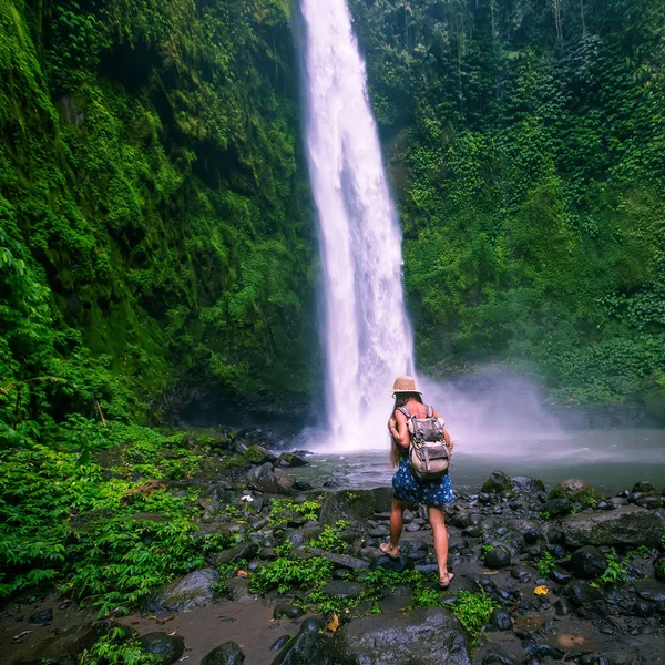 Vrouw bij Nung Nung waterfal op Bali, Indonesië — Stockfoto