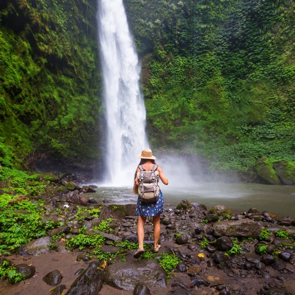 Woman near Nung Nung waterfal on Bali, Indonesia — Stockfoto