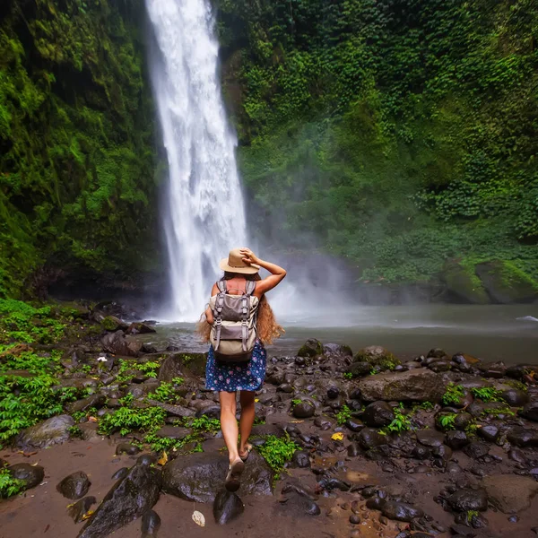 Vrouw bij Nung Nung waterfal op Bali, Indonesië — Stockfoto