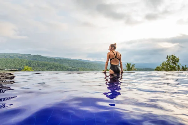 Wanita cantik di tepi kolam renang — Stok Foto