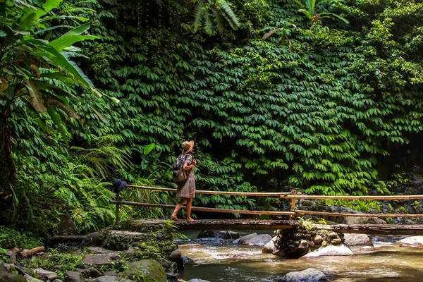 Perempuan dekat Nung Nung waterfal di Bali, Indonesia — Stok Foto