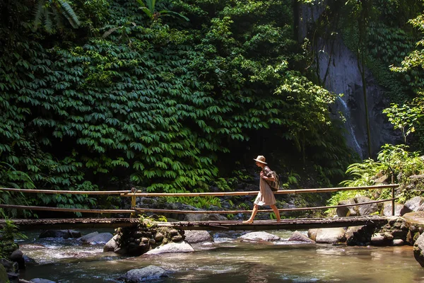 印度尼西亚巴厘Nung Nung Waterfal附近的妇女 — 图库照片