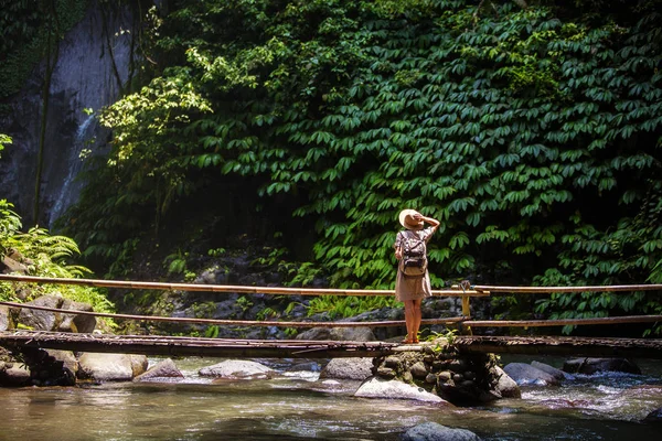 Vrouw bij Nung Nung waterfal op Bali, Indonesië — Stockfoto