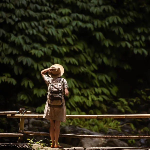 Perempuan dekat Nung Nung waterfal di Bali, Indonesia — Stok Foto