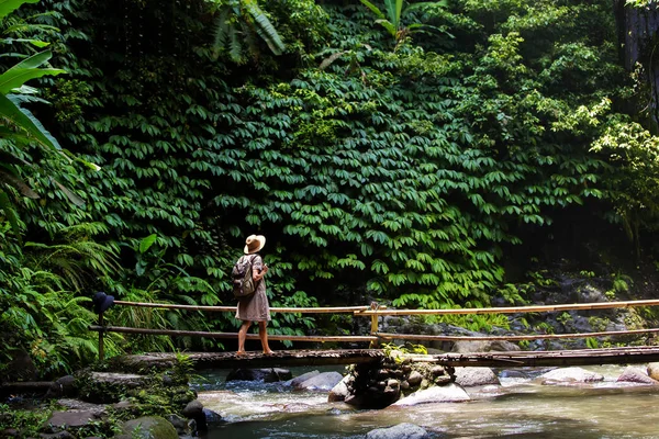 Woman near Nung Nung waterfal on Bali, Indonesia — Stockfoto