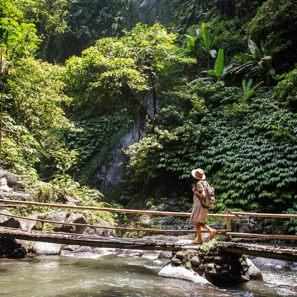 Vrouw bij Nung Nung waterfal op Bali, Indonesië — Stockfoto