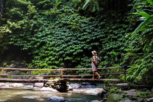 Woman near Nung Nung waterfal on Bali, Indonesia — Stockfoto