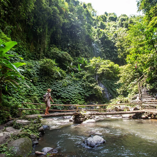 Woman near Nung Nung waterfal on Bali, Indonesia — Stockfoto