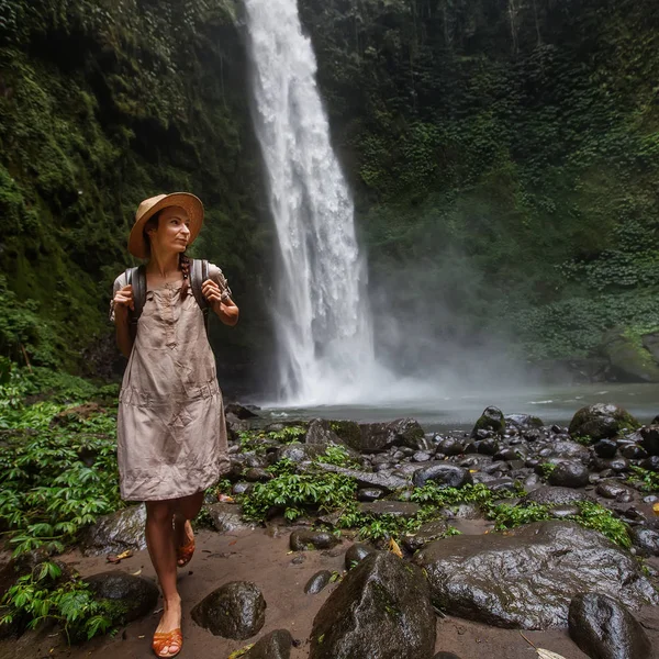 Vrouw bij Nung Nung waterfal op Bali, Indonesië — Stockfoto