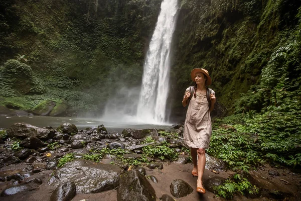 Woman near Nung Nung waterfal on Bali, Indonesia — Stockfoto