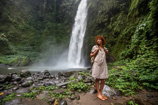 Vrouw bij Nung Nung waterfal op Bali, Indonesië — Stockfoto