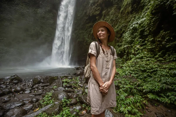 Donna vicino al Nung Nung Waterfal a Bali, Indonesia — Foto Stock