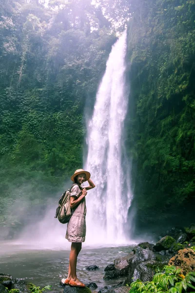 Woman near Nung Nung waterfal on Bali, Indonesia — Stockfoto