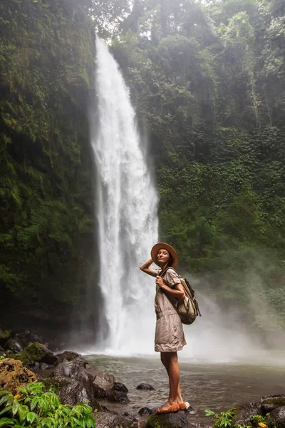 Mulher perto de Nung Nung waterfal em Bali, Indonésia — Fotografia de Stock