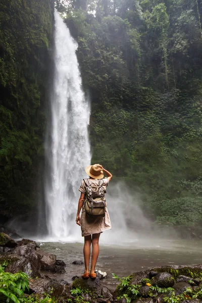 Woman near Nung Nung waterfal on Bali, Indonesia — Stockfoto