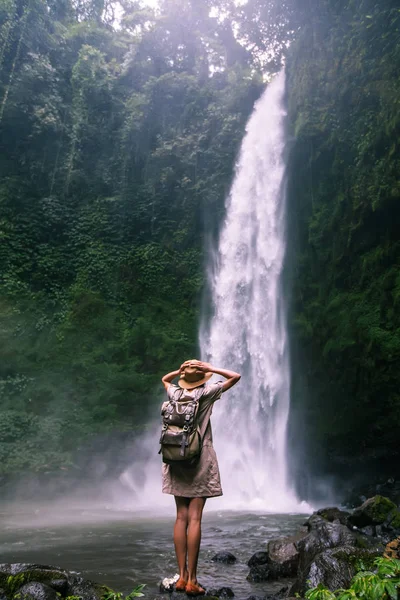 Woman near Nung Nung waterfal on Bali, Indonesia — Stockfoto