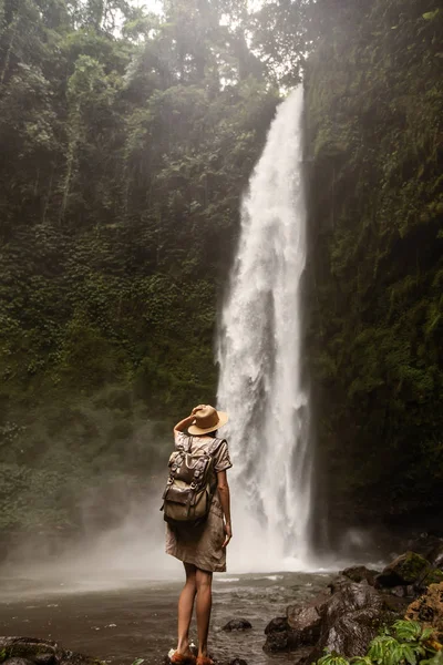 Woman near Nung Nung waterfal on Bali, Indonesia — Stockfoto