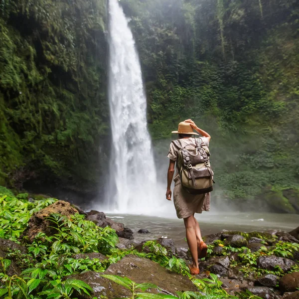 Woman near Nung Nung waterfal on Bali, Indonesia — Stockfoto