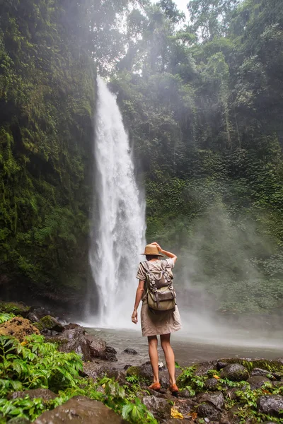 Woman near Nung Nung waterfal on Bali, Indonesia — Stockfoto