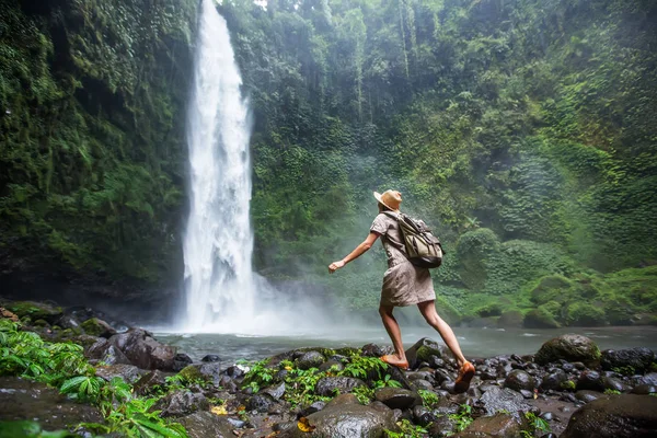 Vrouw bij Nung Nung waterfal op Bali, Indonesië — Stockfoto