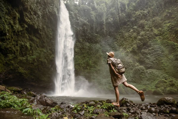 Woman near Nung Nung waterfal on Bali, Indonesia — Stockfoto