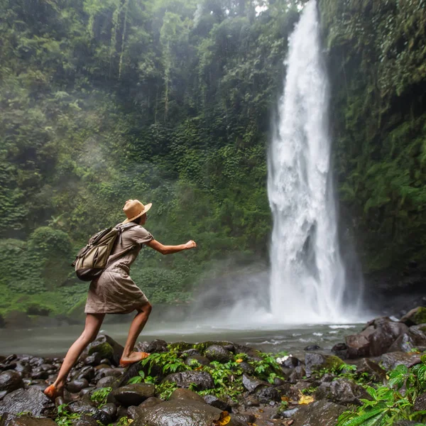 Mulher perto de Nung Nung waterfal em Bali, Indonésia — Fotografia de Stock