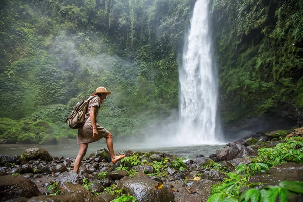 Woman near Nung Nung waterfal on Bali, Indonesia — Stockfoto