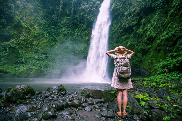 Mulher perto de Nung Nung waterfal em Bali, Indonésia — Fotografia de Stock