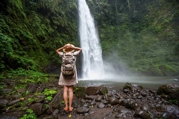 Mulher perto de Nung Nung waterfal em Bali, Indonésia — Fotografia de Stock