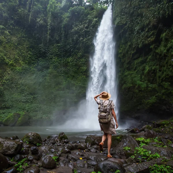 Woman near Nung Nung waterfal on Bali, Indonesia — Stockfoto