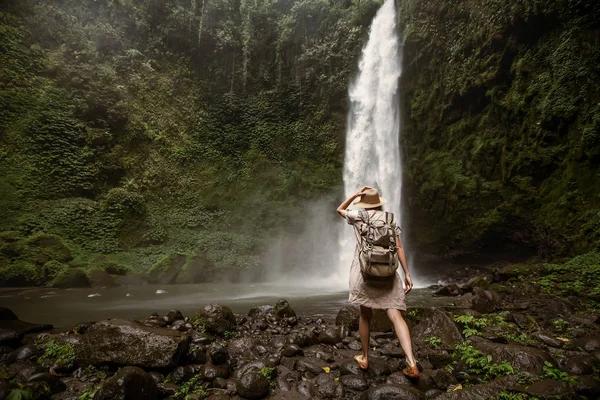 Vrouw bij Nung Nung waterfal op Bali, Indonesië — Stockfoto