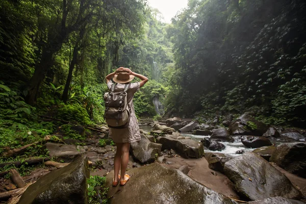 Vrouw bij Nung Nung waterfal op Bali, Indonesië — Stockfoto