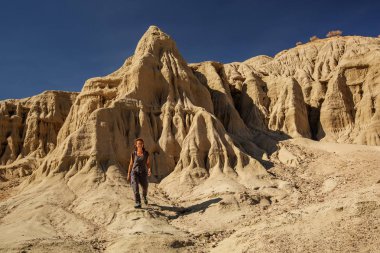Death Valley N Sanatçının Palette dönüm noktası yerde bir yürüyüşçü