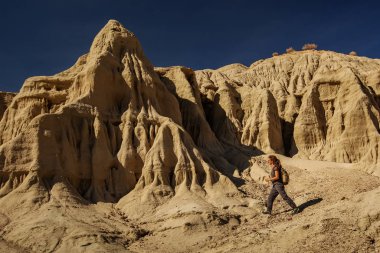 Death Valley N Sanatçının Palette dönüm noktası yerde bir yürüyüşçü
