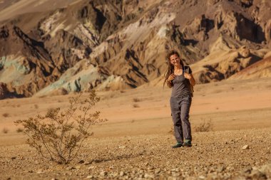 Death Valley N Sanatçının Palette dönüm noktası yerde bir yürüyüşçü