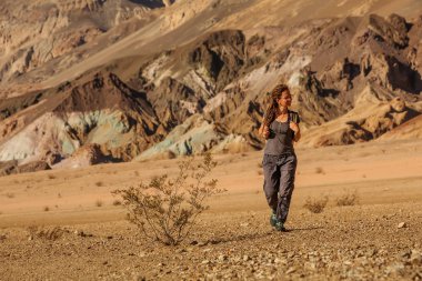 Death Valley N Sanatçının Palette dönüm noktası yerde bir yürüyüşçü