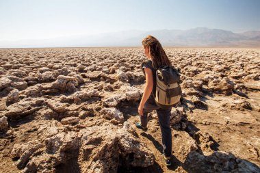 Ölüm Vadisi Milli Parkı, Jeoloji, kum bir yürüyüşçü.