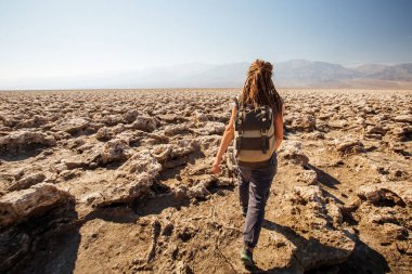 Ölüm Vadisi Milli Parkı, Jeoloji, kum bir yürüyüşçü.
