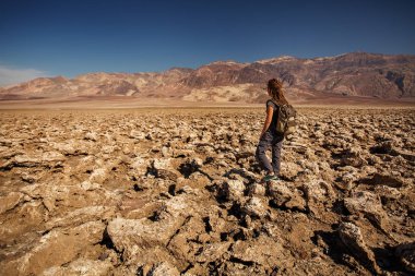Ölüm Vadisi Milli Parkı, Jeoloji, kum bir yürüyüşçü.