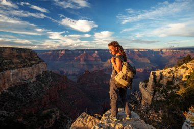 Bir uzun yürüyüşe çıkan kimse Büyük Kanyon Milli Parkı, Güney Rim, Arizona, U '
