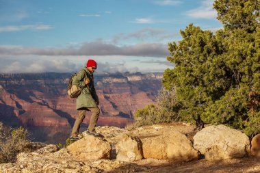 Bir uzun yürüyüşe çıkan kimse Büyük Kanyon Milli Parkı, Güney Rim, Arizona, U '