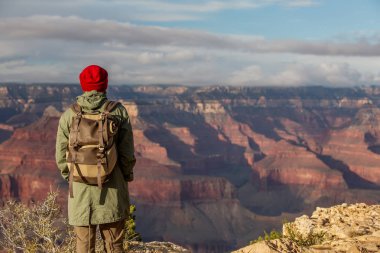 Bir uzun yürüyüşe çıkan kimse Büyük Kanyon Milli Parkı, Güney Rim, Arizona, U '