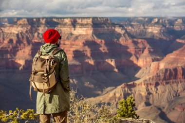 Bir uzun yürüyüşe çıkan kimse Büyük Kanyon Milli Parkı, Güney Rim, Arizona, U '