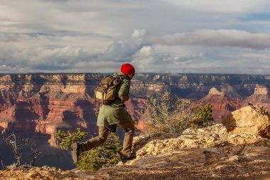 Bir uzun yürüyüşe çıkan kimse Büyük Kanyon Milli Parkı, Güney Rim, Arizona, U '