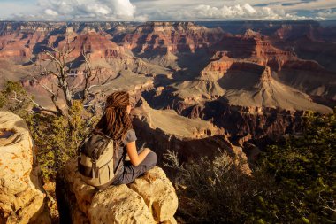 Bir uzun yürüyüşe çıkan kimse Büyük Kanyon Milli Parkı, Güney Rim, Arizona, U '