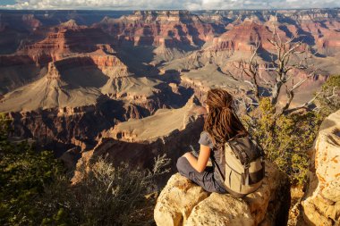 Bir uzun yürüyüşe çıkan kimse Büyük Kanyon Milli Parkı, Güney Rim, Arizona, U '