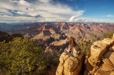 Bir uzun yürüyüşe çıkan kimse Büyük Kanyon Milli Parkı, Güney Rim, Arizona, U '