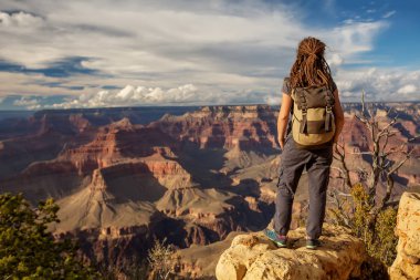 Bir uzun yürüyüşe çıkan kimse Büyük Kanyon Milli Parkı, Güney Rim, Arizona, U '